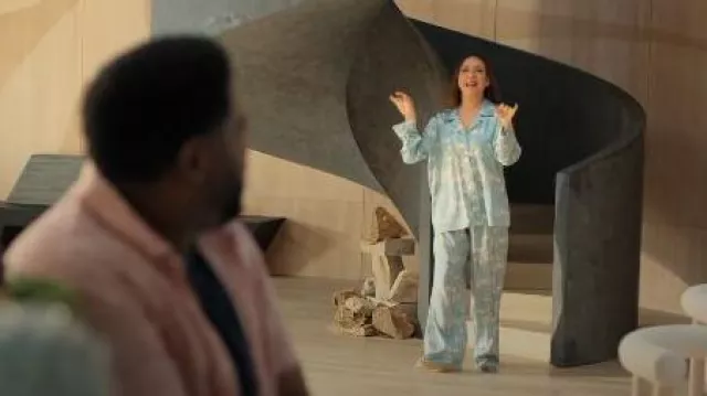 Bernadette Pyjama Louis Satin de soie porté par Molly Novak (Maya Rudolph) comme on le voit dans Loot (S03E05)