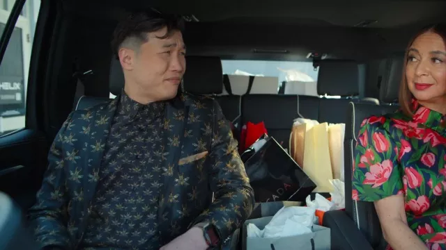 Paisley & Gray Brian Button Down Shirt en Black Bees porté par Nicholas (Joel Kim Booster) comme on le voit dans Loot (S03E05)