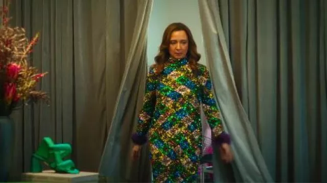 Robe longue à paillettes Zara portée par Molly Novak (Maya Rudolph) comme on le voit dans Loot (S03E05)