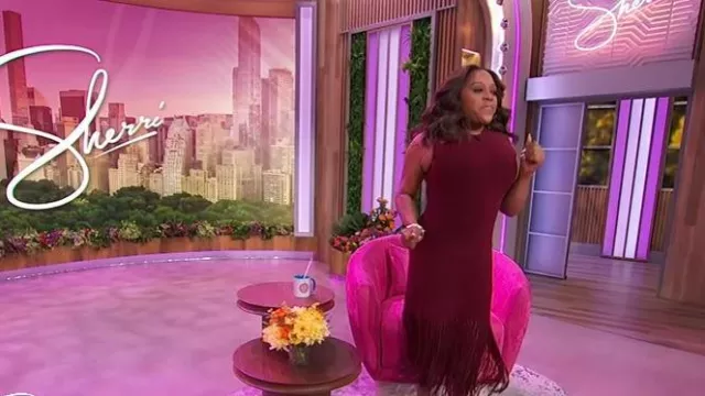 Robe en tricot de velours Sandro Carlita portée par Sherri Shepherd comme on le voit à Sherri le 5 novembre 2025
