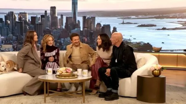 Jupe Cara Cara Lilith portée par Edie Falco telle que vue dans le spectacle Drew Barrymore le 27 octobre 2025