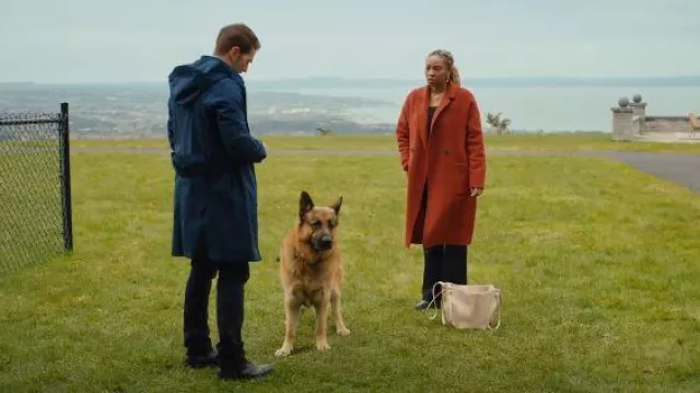 Yuzefi Mochi Angora Pebble Grained Leather porté par Jan Renley (Raven Dauda) comme on le voit dans Hudson & Rex (S08E04)