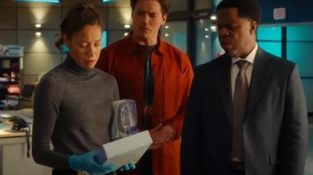 Brunello Cucinelli Cashmere And Silk Lightweight Turtleneck Sweater worn by Sarah Truong (Mayko Nguyen) as seen in Hudson & Rex (S08E05)