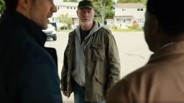 Cockpit USA M-65 Field Jacket Z26L008 porté par Dylan Taylor comme on le voit dans Hudson & Rex (S08E06)