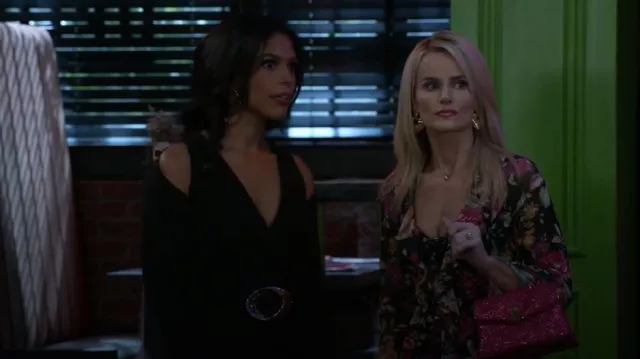 Haut AFRM Cadence en Dusted Floral porté par Vanessa McBride (Lauren Buglioli) comme on le voit dans Beyond the Gates (S01E55)