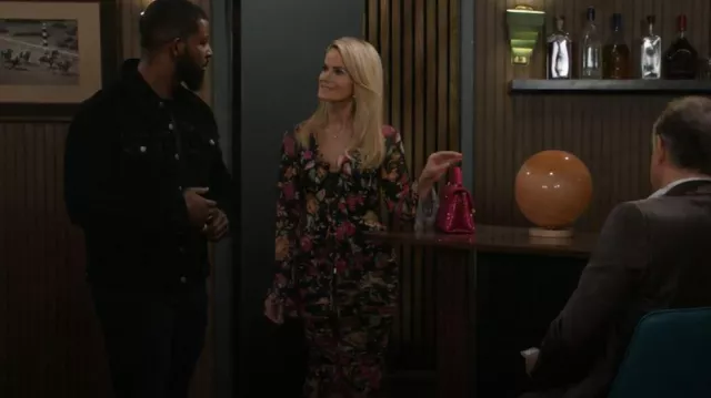 Jupe AFRM Ronica en Dusted Floral portée par Vanessa McBride (Lauren Buglioli) comme on le voit dans Beyond the Gates (S01E155)