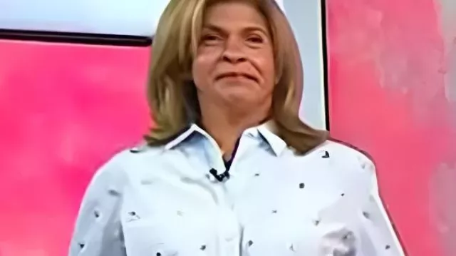 Chemise courte bleue ornée de Hoda Kotb portée par Hoda Kotb, comme on le voit dans Today