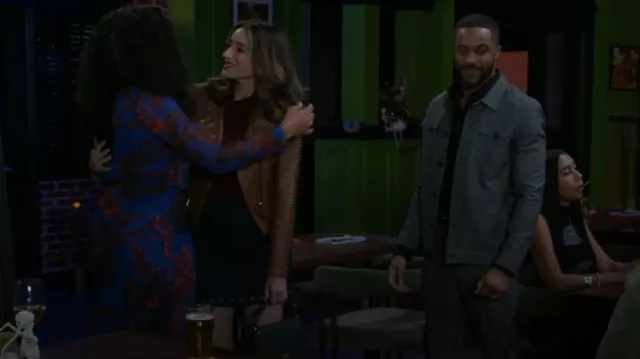 Veste LaMarque Azra portée par Ashley Morgan (Jen Jacob) comme on le voit dans Beyond the Gates (S01E157)