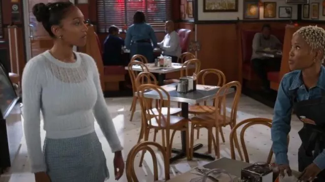 Lulus Mini jupe-short texturée en tweed bleu incroyablement posée portée par Samantha (Najah Jackson) comme on le voit dans Beyond the Gates (S01E158)