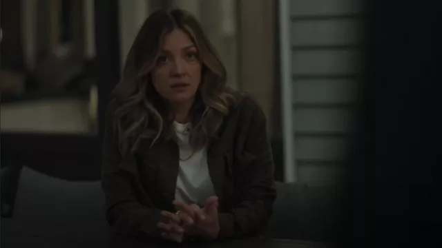 Bella Dahl Veste à poches à rabat marron portée par Lia (Abby Elliott) comme on le voit dans All Her Fault (S01E01)