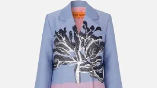 Manteau à imprimé arbre colorblock porté par (RhonniRose Mantilla) comme on le voit dans Beyond the Gates