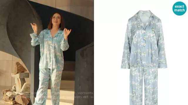 Maya Rudolph Loot S03 Pyjama perce-neige bleu porté par Molly Novak (Maya Rudolph) dans Loot (S02)