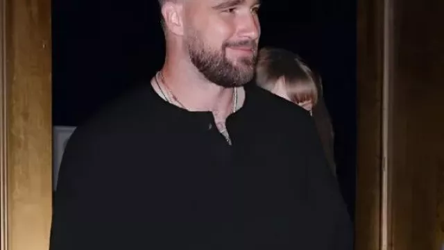 Sweat-shirt noir porté par Travis Kelce à New York