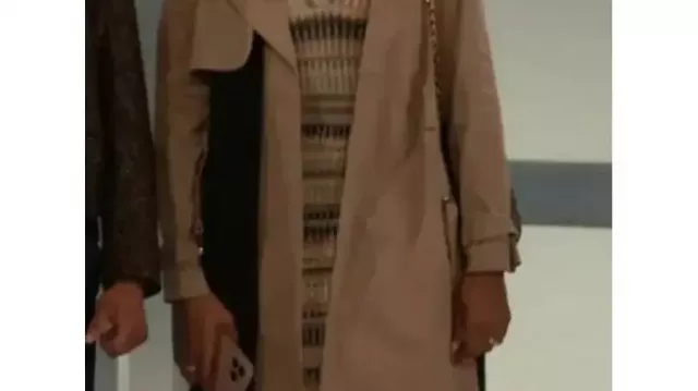 Trench-coat Colorblock porté par Naomi Hamilton Hawthorne (Arielle Prépetit) dans Beyond the Gates (S01E00)