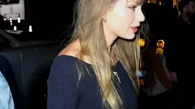 Top negro de Nueva York usado por Taylor Swift en Taylor Swift y Travis Kelce salen con estilo para una cita nocturna en Nueva York