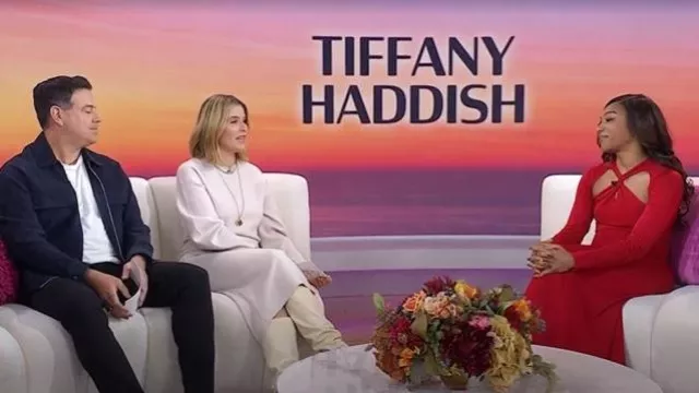 Robe longue en tricot découpé Reiss Vivienne portée par Tiffany Haddish, comme on le voit dans Today with Jenna & Friends le 6 novembre 2025