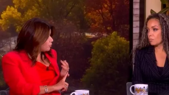 Cinq à sept blazer à manches froncées Khloe porté par Ana Navarro comme on le voit dans The View le 7 novembre 2025