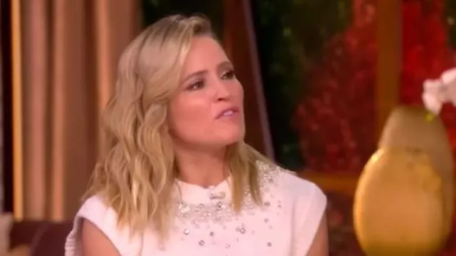 Chaleco Simkhai Candra usado por Sara Haines como se ve en The View el 7 de noviembre de 2025