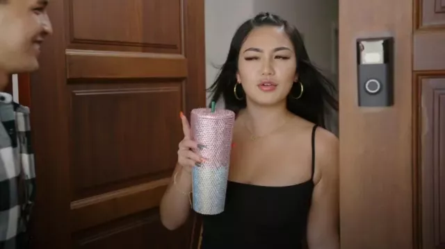 Robe longue Soft Lounge portée par Kaui Goodness comme on le voit à O’ahu Shores (S01E03)