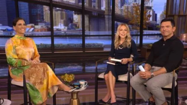 Robe midi en soie imprimée Helmstedt Emma portée par Suleika Jaouad comme on le voit dans LIVE with Kelly and Mark le 5 novembre 2025