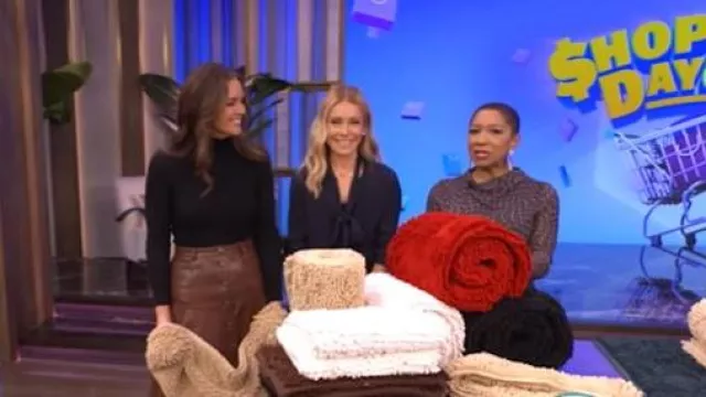 Robe midi en maille imprimée à col montant Bar III portée par Deja Vu comme on le voit en LIVE avec Kelly et Mark le 6 novembre 2025