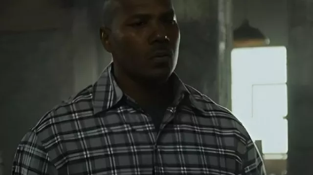 Power Book IV Force S03 Jenard Sampson Chemise à carreaux portée par Jenard Sampson (Kris D. Lofton) comme on le voit dans Power Book IV : Force (S03)