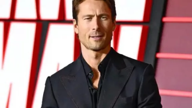 Glen Powell The Running Man UK Première combinaison noire dans The Running Man | Nouvelle bande-annonce (film de 2025) - Edgar Wright, Glen Powell