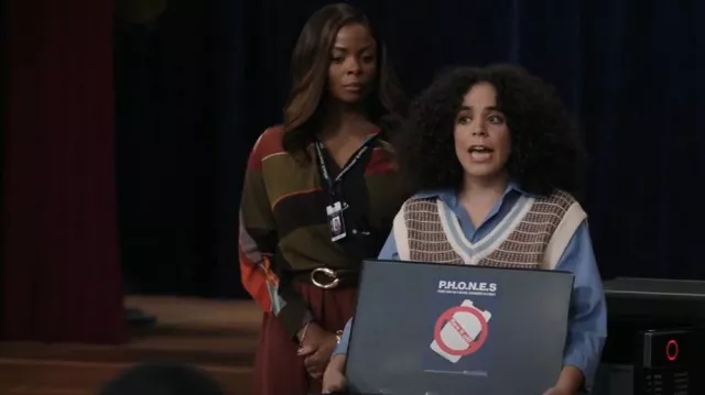 Ceinture en cuir à boucle ovale Zara portée par Ava Coleman (Janelle James) comme on le voit à l’école primaire Abbott (S05E06)