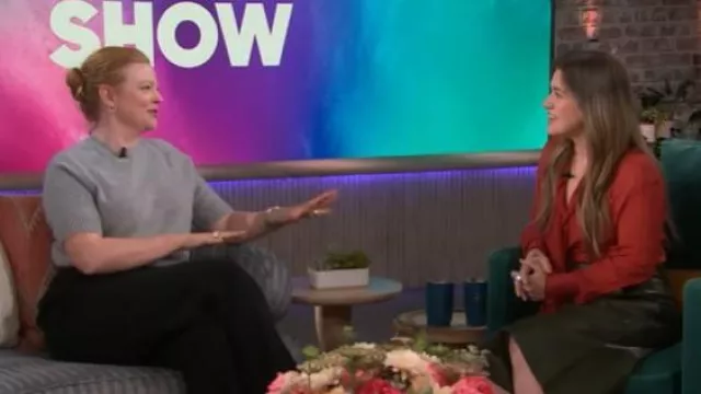 Zara Printed Blouse with Ties worn by Kelly Clarkson as seen in The Kelly Clarkson Show on November 6, 2025