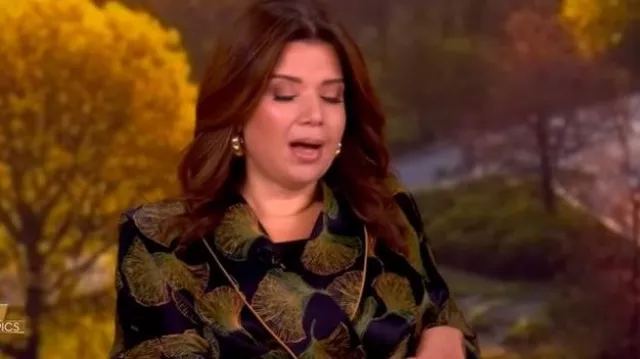 Chaqueta cruzada con estampado de hojas de viscosa Magda de Diane von Furstenberg usada por Ana Navarro como se ve en The View el 10 de noviembre de 2025