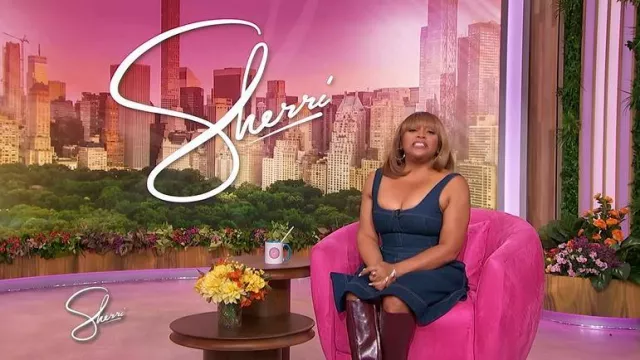 Vestido midi con falda circular Bustier de Avec Les Filles usado por Sherri Shepherd como se ve en Sherri el 9 de noviembre de 2025