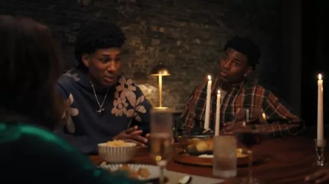 Chemise Carhartt WIP Hobart portée par Elijah Greene (Joshua Suitar) comme on le voit dans All’s Fair (S01E04)