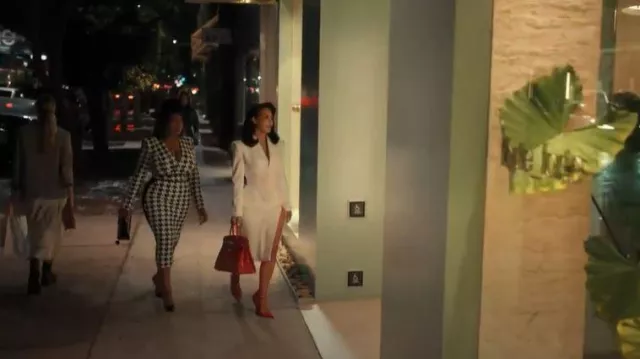 Ferragamo Vidya X5 Escarpins compensés en cuir verni portés par Allura Grant (Kim Kardashian) comme on le voit dans All’s Fair (S01E04)