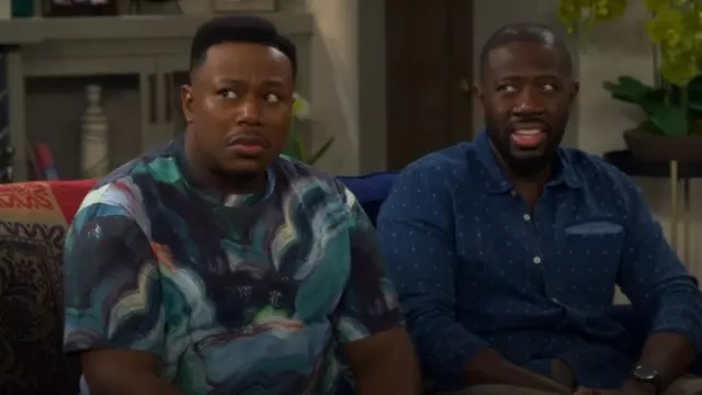 Scotch & Soda Abstract Print Relaxed Fit T-Shirt porté par Marty Butler (Marcel Spears) comme on le voit dans The Neighborhood (S08E05)