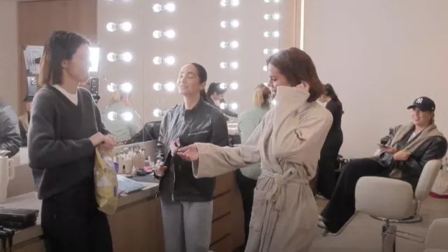 Robe en coton mélangé Skims Terry portée par Khloé Kardashian vue dans The Kardashians (S07E03)