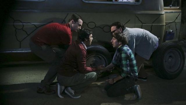 Les chaussures Vans à damiers de Rajesh Koothrappali (Kunal Nayyar)dans The Big Bang Theory S09E03