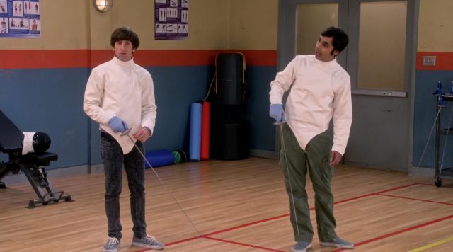 Les sneakers Vans bleues et violettes de Howard Wolowitz (Simon Helberg) dans The Big Bang Theory S09E05