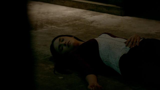 Le top blanc de Elena Gilbert dans The Vampire Diaries saison 8