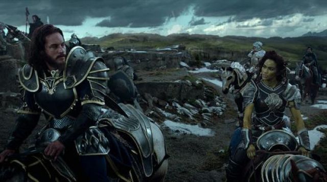 Le cos­tume de Garona Miorque (Paula Patton) dans War­craft : Le com­men­ce­ment