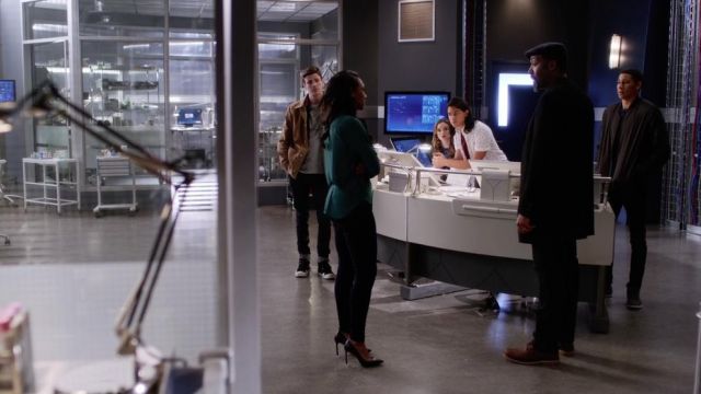 Sneakers high tops black and white of the Flash / Barry Allen (Grant Gustin) in The Flash