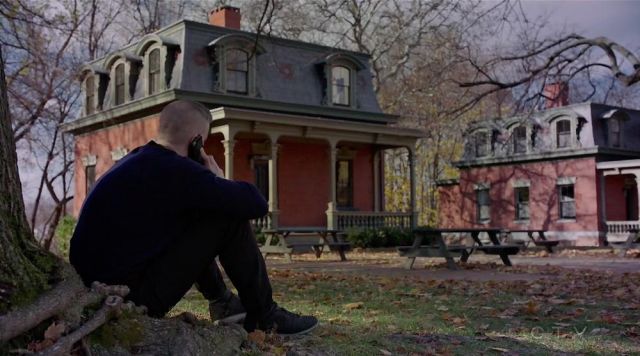 Les sneakers noires type New Balance dans Quantico