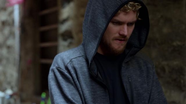 La sudadera con capucha gris de Danny Rand (Finn Jones) en Iron