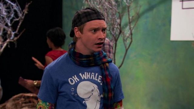 The t-shirt humorous oh whale ! of Dez (Calum Worthy) in Austin & Ally