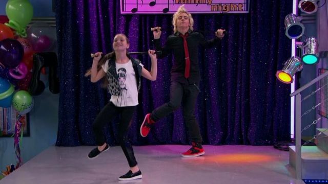 les baskets roughe et noir mon­tantes d'Aus­tin Moon (Ross Lynch) dans Aus­tin et Ally