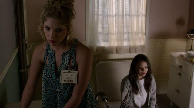The line blue sleeveless Hanna Marin (Ashley Benson) on Pretty Little Liars S03E02