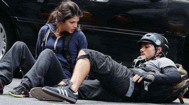 The pair of sneakers Adidas of Cam (Taylor Lautner) in Tracers