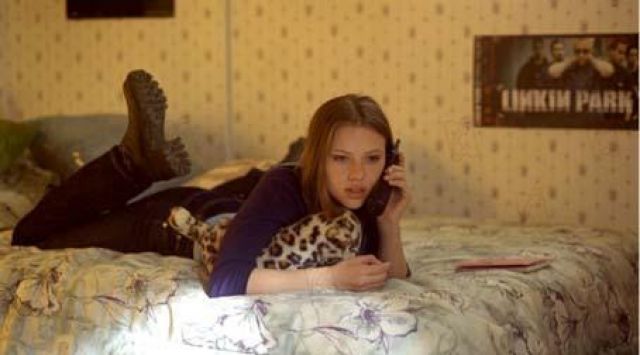 The plush Leopard Ashley Parker (Scarlett Johansson) in Arac Attack