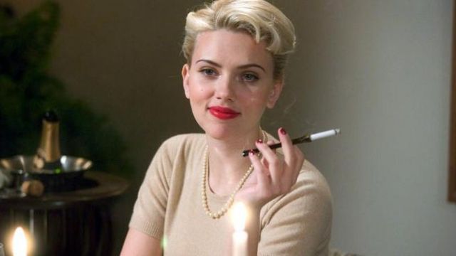 Le pull à manches courtes de Kay Lake (Scarlett Johansson) dans Le Dahlia Noir