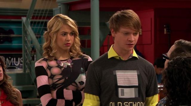 the t-shirt disk of Dez (Calum Worthy) in Austin & Ally