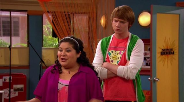 the t-shirt slice of pizza to Dez (Calum Worthy) in Austin and Ally